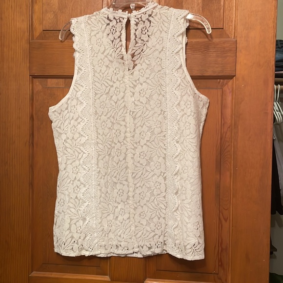 You don’t want to miss this one! Beautiful white lace sleeveless top. - Picture 4 of 4